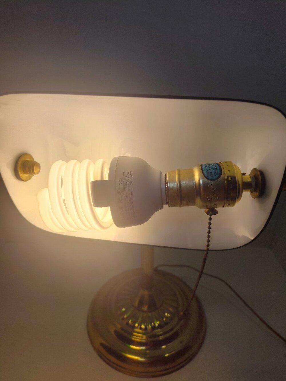 Green Glass Banker Desk Lamp Brass Tone Pull Chain Table Lamp Tested Working - Picture 5 of 12